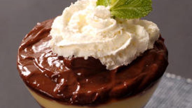 Čokoladno peno zaključite s sladko smetano in lističem mete.