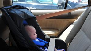 Otrok v avtomobilu