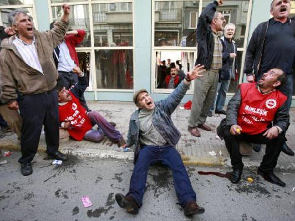 Policija je priprla štiri ljudi v povezavi s sredinim streljanjem pred ameriškim