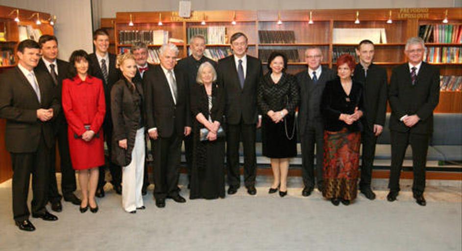 Vsi letošnji Prešernovi nagrajenci na sprejemu pred podelitvijo nagrad.