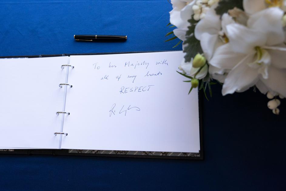 Robert Golob, žalna knjiga, Elizabeta II.