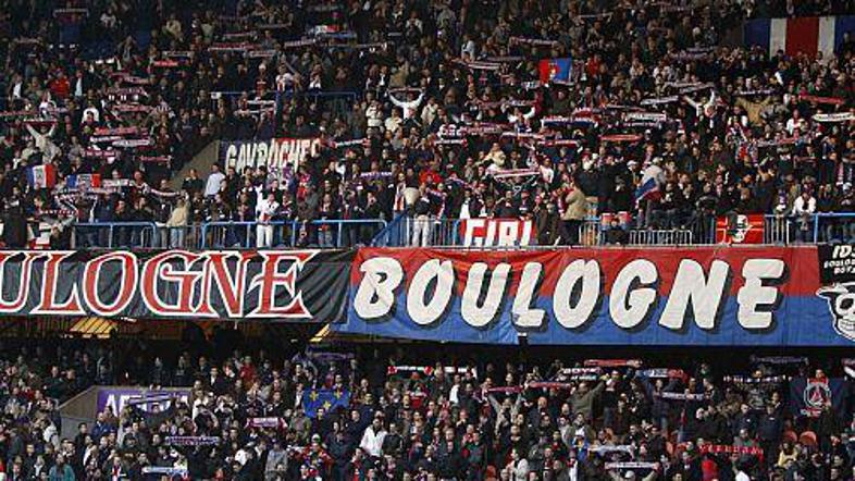 Navijači Lensa so znova sklonjenih glav zapuščali stadion.