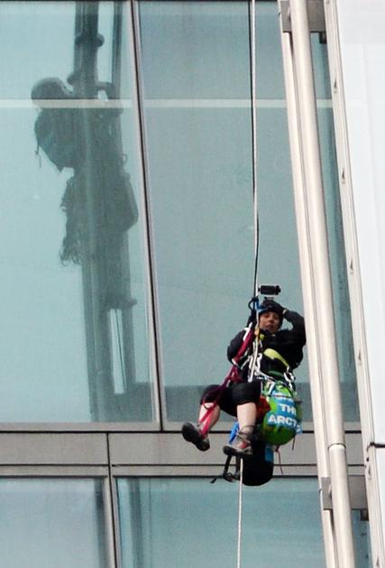 Greenpeace The Shard London aktivistke
