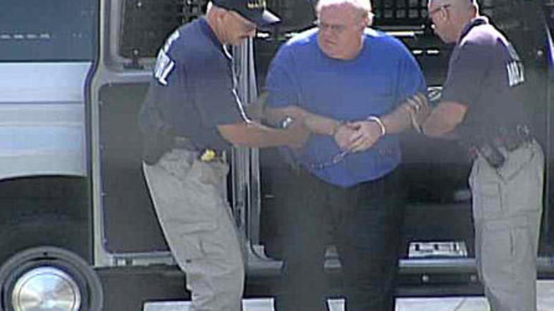 Louju Pearlmanu grozi do 25 let zapora, če ne bo poravnal svojih dolgov.