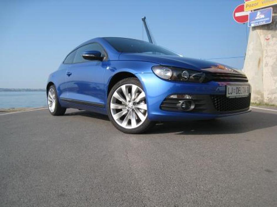 Štirisedežni kupe s svojo podobo že nakazuje golfa šeste generacije. Za VW je ob