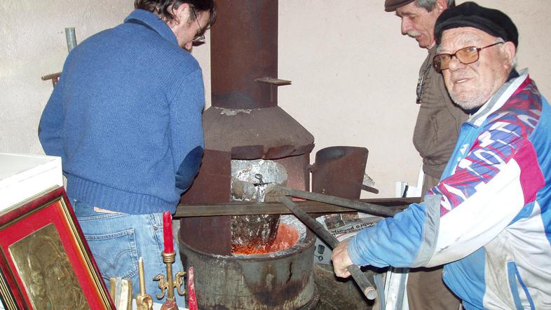 Ko mojster Bert (desno) vliva večje stvari, mu priskočita na pomoč “vajenca” Duš