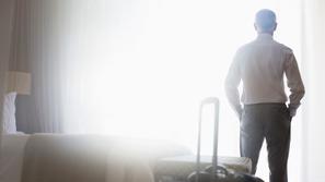 Moški v hotelski sobi