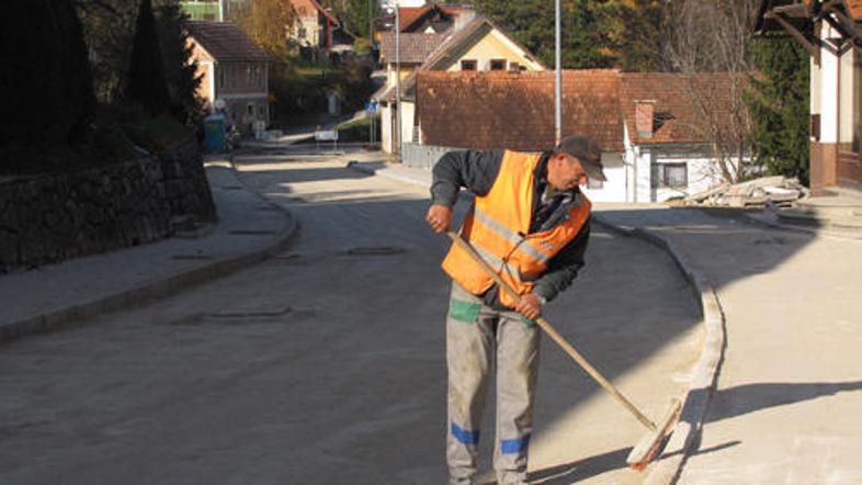Posebnost ceste, ki vodi skozi središče Metlike, so granitni robniki kot spomin 