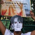 Protestniki bodo nosili maske Aung San Su Kji.