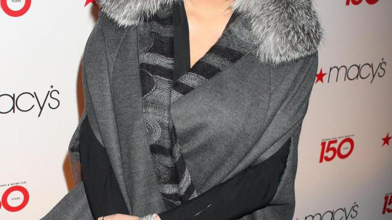 Med vadbo jo motijo starejši moški, ki ne nadzirajo svojih intimnih rpedelov. (F