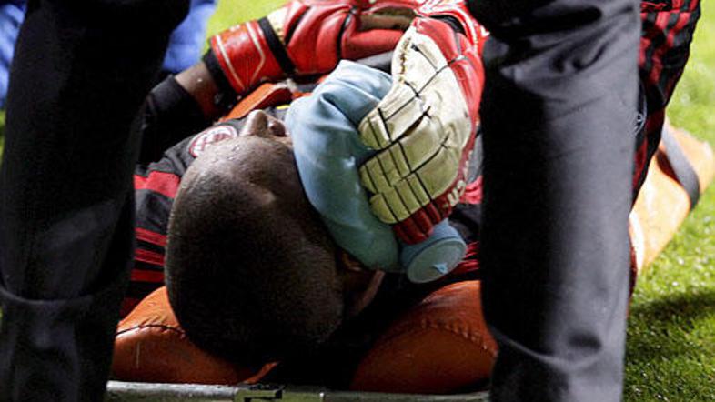 Vratar Milana Dida je po nekaj korakih, ki jih je napravil za norim navijačem, p