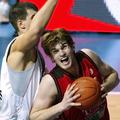 Tiago Splitter, član edine neporažene ekipe Tau Ceramice, v prodoru mimo Michail