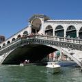 Podgan in turistov v Benetkah mrgoli in posledice čuti tudi Ponte di Rialto.