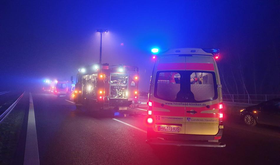 Zapeljal s ceste, trčil v drevo, kamniti objekt in skalo