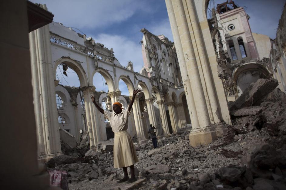 Glavna katedrala prestolnice Port-au-Prince po letu dni ostaja v ruševinah.