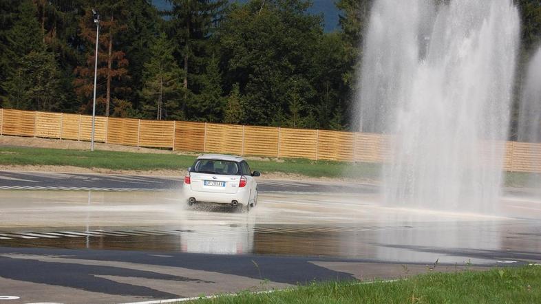 Od sto do dvesto evrov stane standardni tečaj varne vožnje pri slovenskih ponudn
