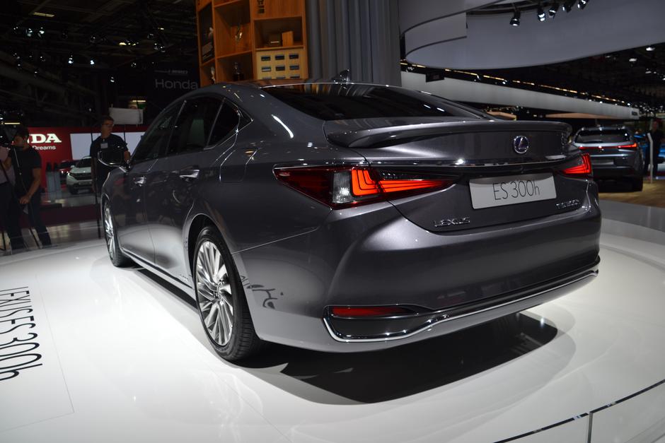 Lexus na avtomobilskem salonu v Parizu | Avtor: Gregor Prebil