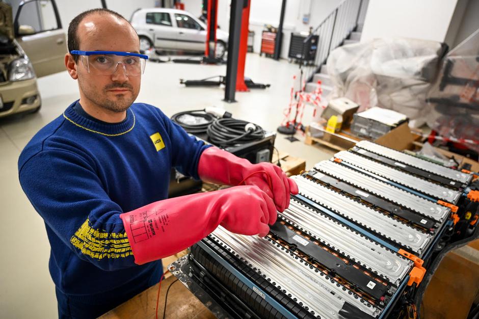 AMZS pregled baterij električnega avtomobila | Avtor: AMZS