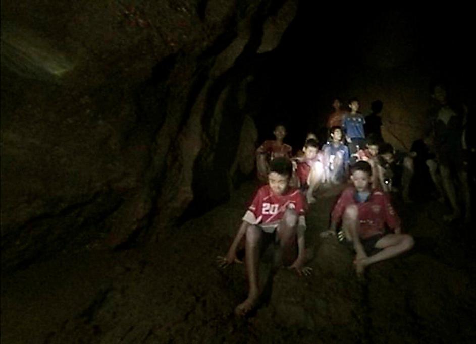 Tajska ujeti dečki jama potapljači