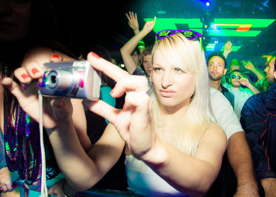 Vroče minglanje z DJ Antoionom