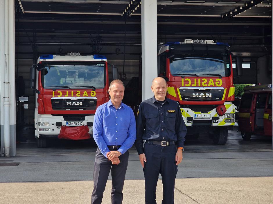 Direktor podjetja MAN Truck & Bus Slovenija Jan Löwhagen in direktor Gasilsko reševalne službe Kranj Tomaž Vilfan | Avtor: Boštjan Paušer