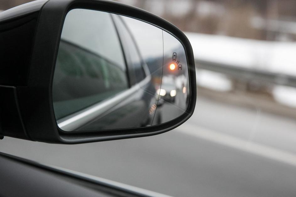 Sistem za prepoznavanje mrtvih kotov v ford focusu