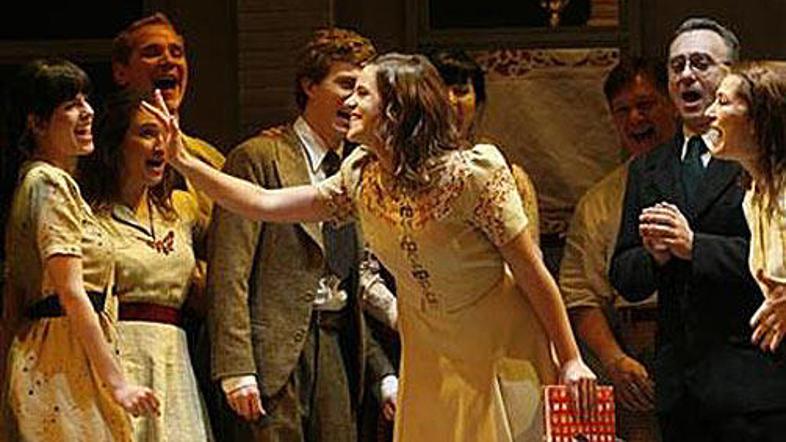 Kubanska igralka Isabella Castillo, ki igra Ano Frank, z ostalo ekipo vadi na od