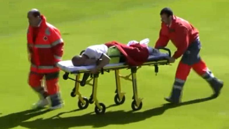Nogometaša je rešilo hitro posredovanje zdravniške službe. (Foto: YouTube)
