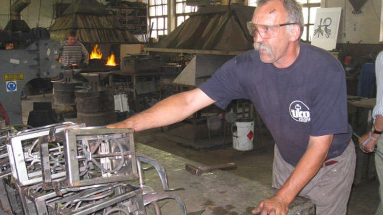 V podjetju Uko Kropa dela 15 kovaev, ki še obvladajo vešine svoje obrti in sledi