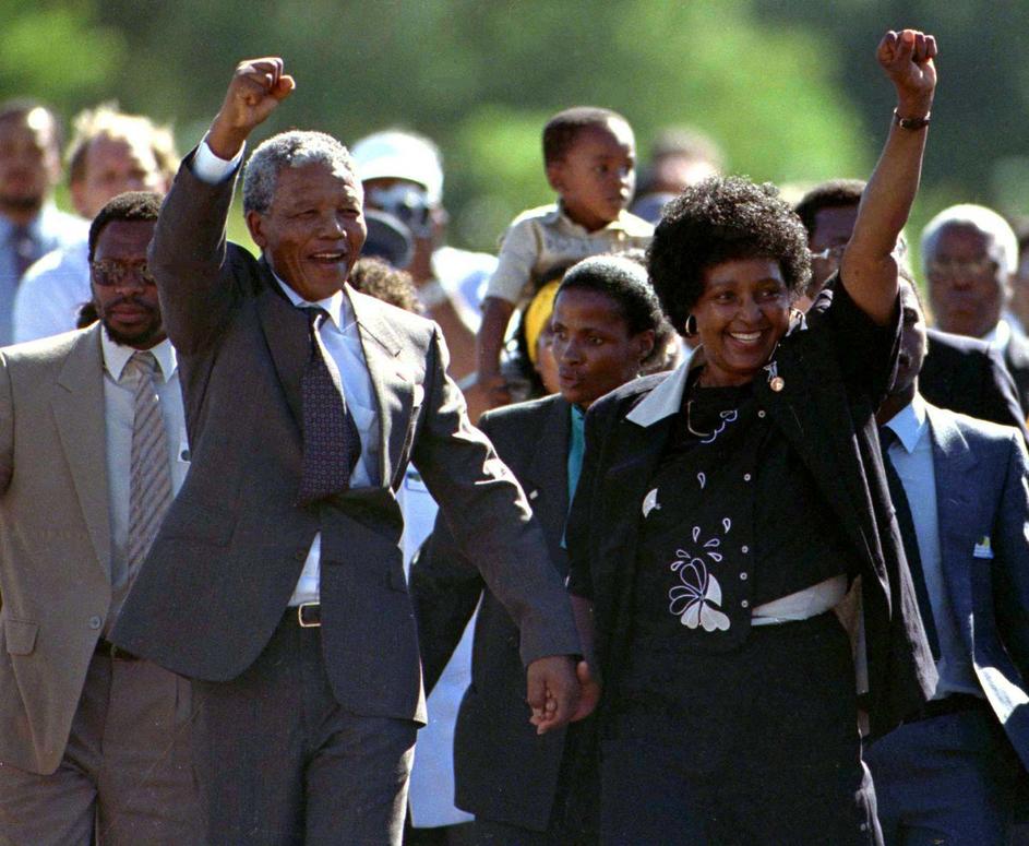 Nelson Mandela in žena Winnie po izpustitvi Nelsona iz zapora leta 1990.