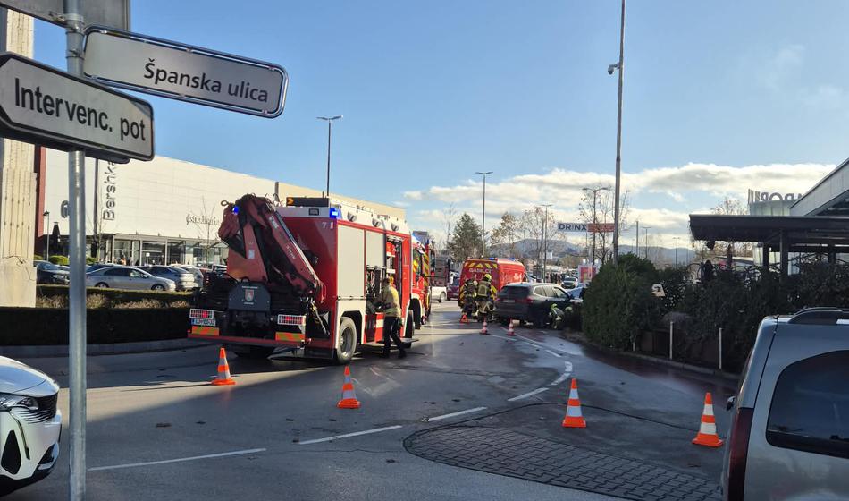 Huda nesreča v BTC Ljubljana, kolesar ujet pod avtomobilom