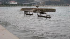 Poplavljalo bo nižje ležeče dele obale. (Foto: Žurnal24)