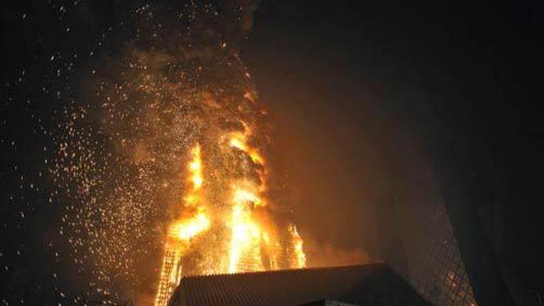 234 metrov visok hotel so zajeli plameni.