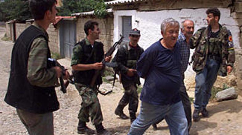 Pripadniki Osvobodilne vojske Kosova vodijo srbska ujetnika.