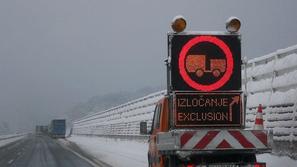 Zasenežene razmere na cestah