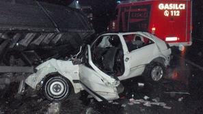 Zaradi današnje nesreče v Trbovljah je bila cesta zaprta več kot osem ur. (Foto: