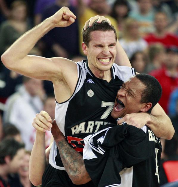 Avtor zadnjega koša Dušan Kecman in soigralci se tudi uradno lahko veselijo nasl