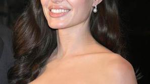 Leva roka Angeline Jolie je bogatejša za dva tatuja.