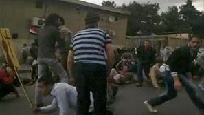 Objavljen je bil amaterski videoposnetek, iz katerega je razvidno, da poskušajo 