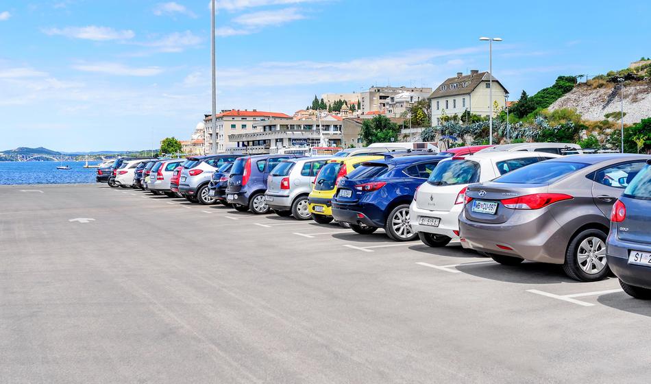 Na Hrvaškem ponoreli s cenami parkiranja - tudi po 20 evrov na uro!