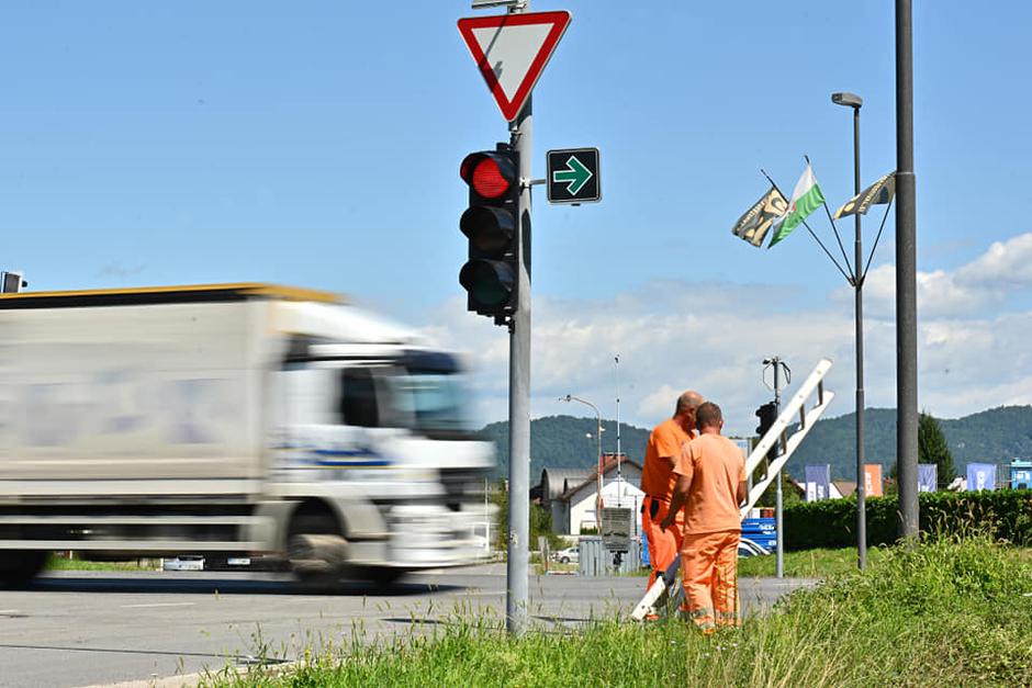 Zelena puščica semafor | Avtor: Twitter/MZI