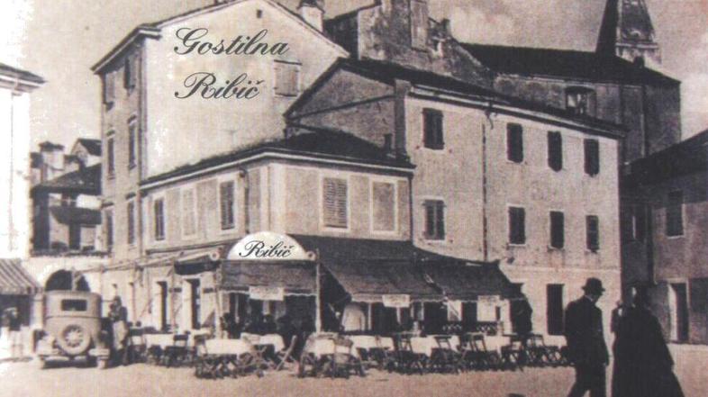 Tale razglednica s staro fotografijo in novim napisom je razburila italijansko s