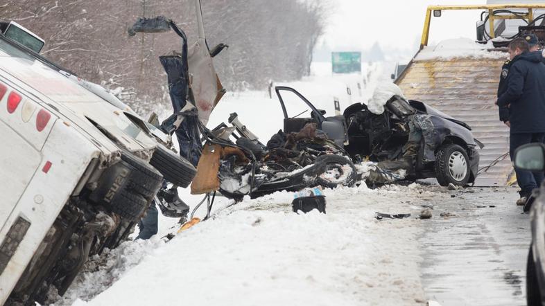 Prometna nesreča avtobusa in osebnega vozila
