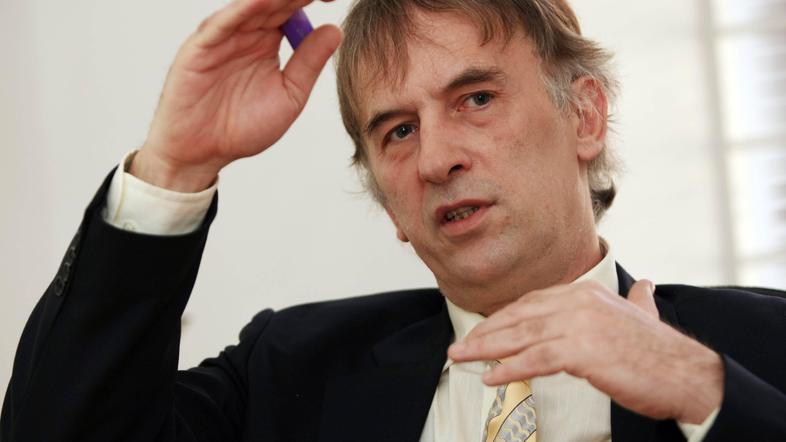 Poleg bloganja je Jonas v Sloveniji populariziral tudi Twitter, ki temelji na ne