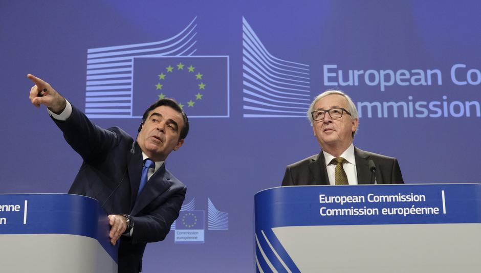 Margaritis Schinas in Jean-Claude Juncker | Avtor: EPA-EFE/OLIVIER HOSLET