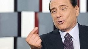 Rad se hvali, šali, laska lepim dekletom ... Silvio Berlusconi pač!