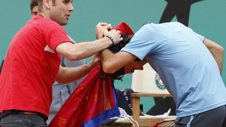 Takole se je lani Jimmy Jump spravil nad Rogerja Federerja. (Foto: Reuters)