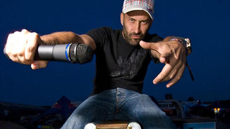 Ob petnajsti obletnici izdaje legendarnega albuma Leva scena se na slovenske odr