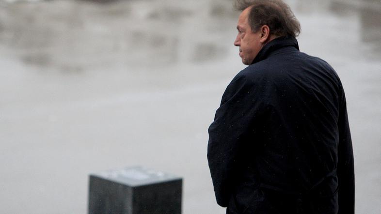 O tem, da Brezovar med službenim časom honorarno predava, smo decembra prvi pisa