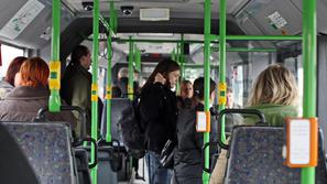 Zasloni z napovedmi postajališč so vgrajeni v 130 mestnih avtobusih in delujejo 